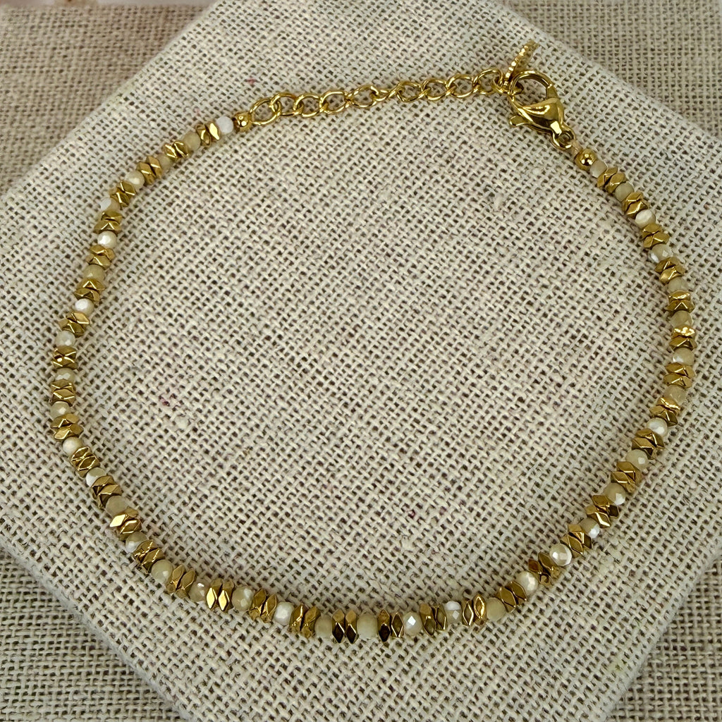 Armband aus vergoldetem Edelstahl – elegante facettierte Elfenbeinperlen