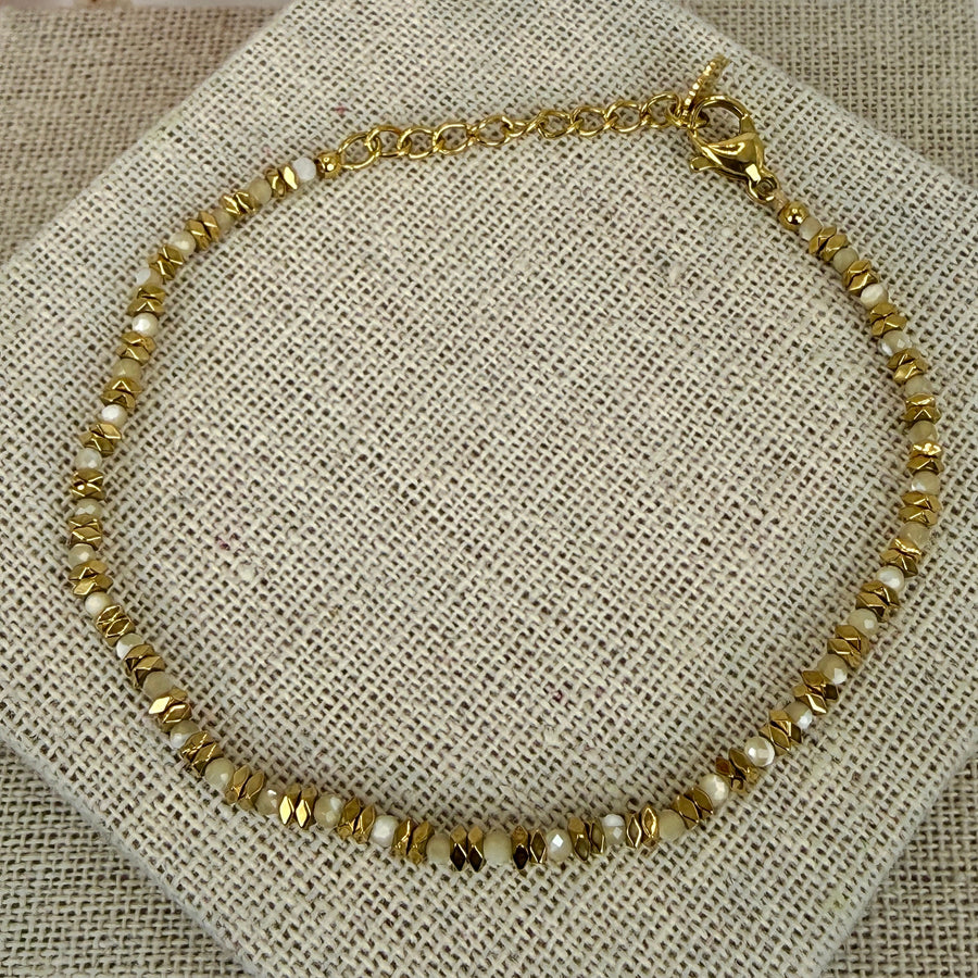 Armband aus vergoldetem Edelstahl – elegante facettierte Elfenbeinperlen