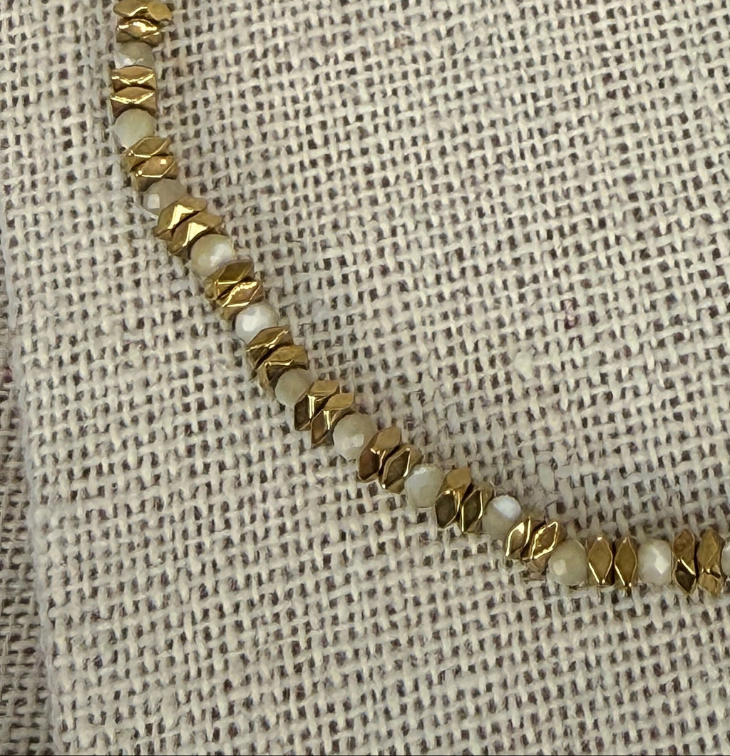Armband aus vergoldetem Edelstahl – elegante facettierte Elfenbeinperlen