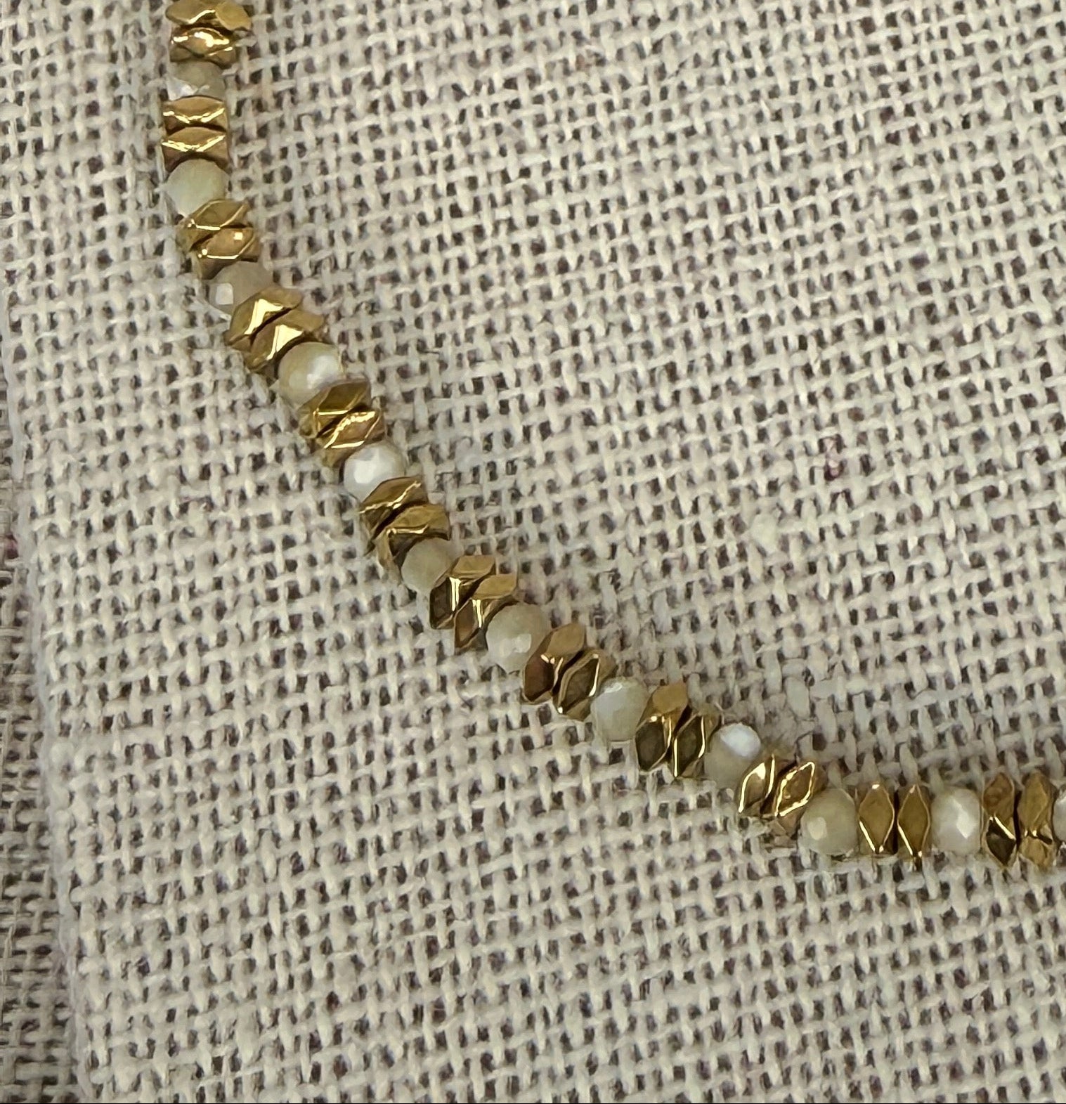 Goudkleurige roestvrijstalen armband – elegante, gefacetteerde ivoorkleurige parels