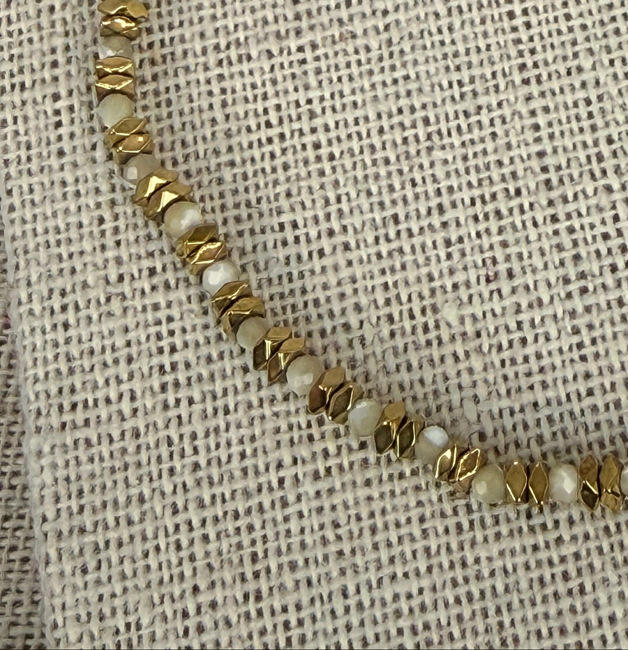 Armband aus vergoldetem Edelstahl – elegante facettierte Elfenbeinperlen