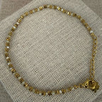 Armband aus vergoldetem Edelstahl – elegante facettierte Elfenbeinperlen