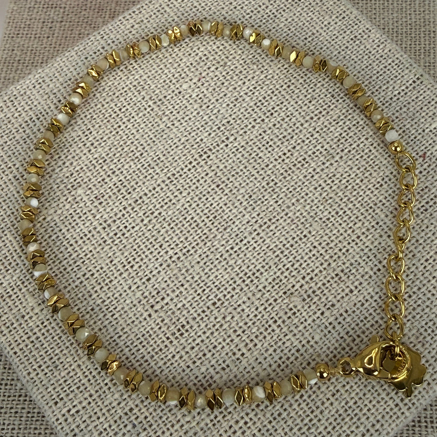 Armband aus vergoldetem Edelstahl – elegante facettierte Elfenbeinperlen
