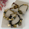 Bracelet beige & doré avec perles vertes – Style bohème chic