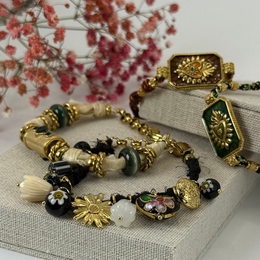 Armband aus grünem und schwarzem Kordel – Medaillon mit strahlendem Herz in Gold