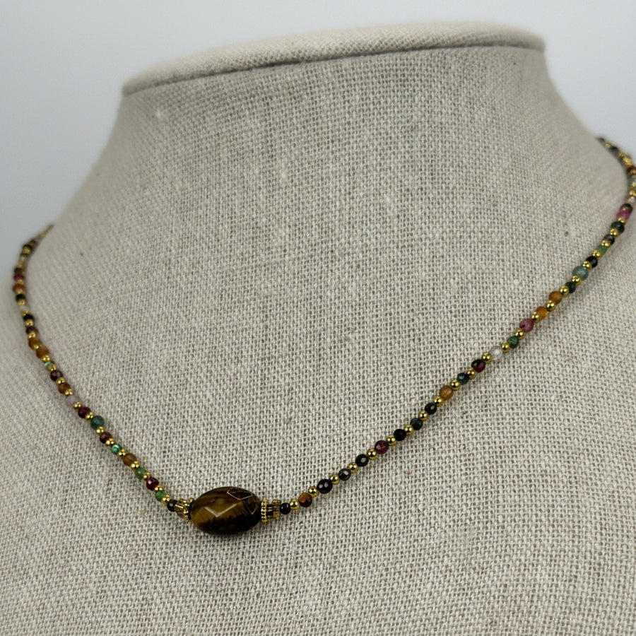 Collier multicolore – Œil de tigre & perles facettées dorées