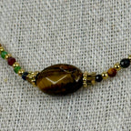 Collier multicolore – Œil de tigre & perles facettées dorées