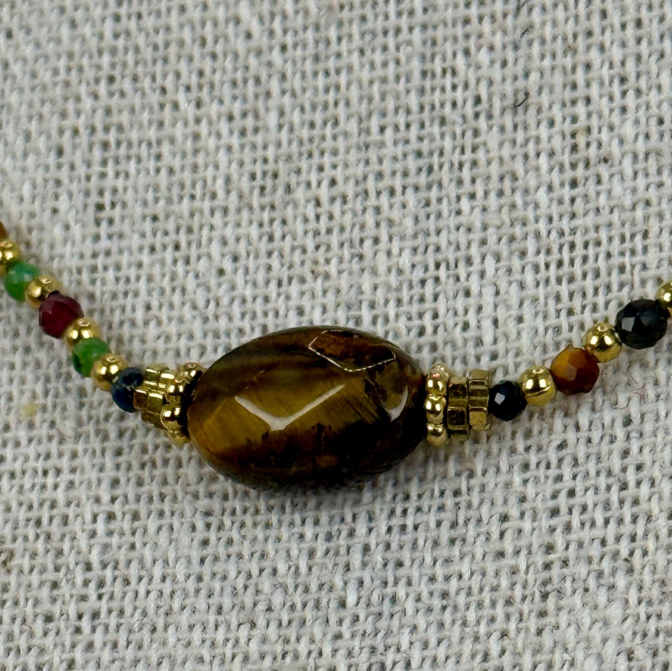 Mehrfarbige Halskette – Tigerauge & goldene facettierte Perlen