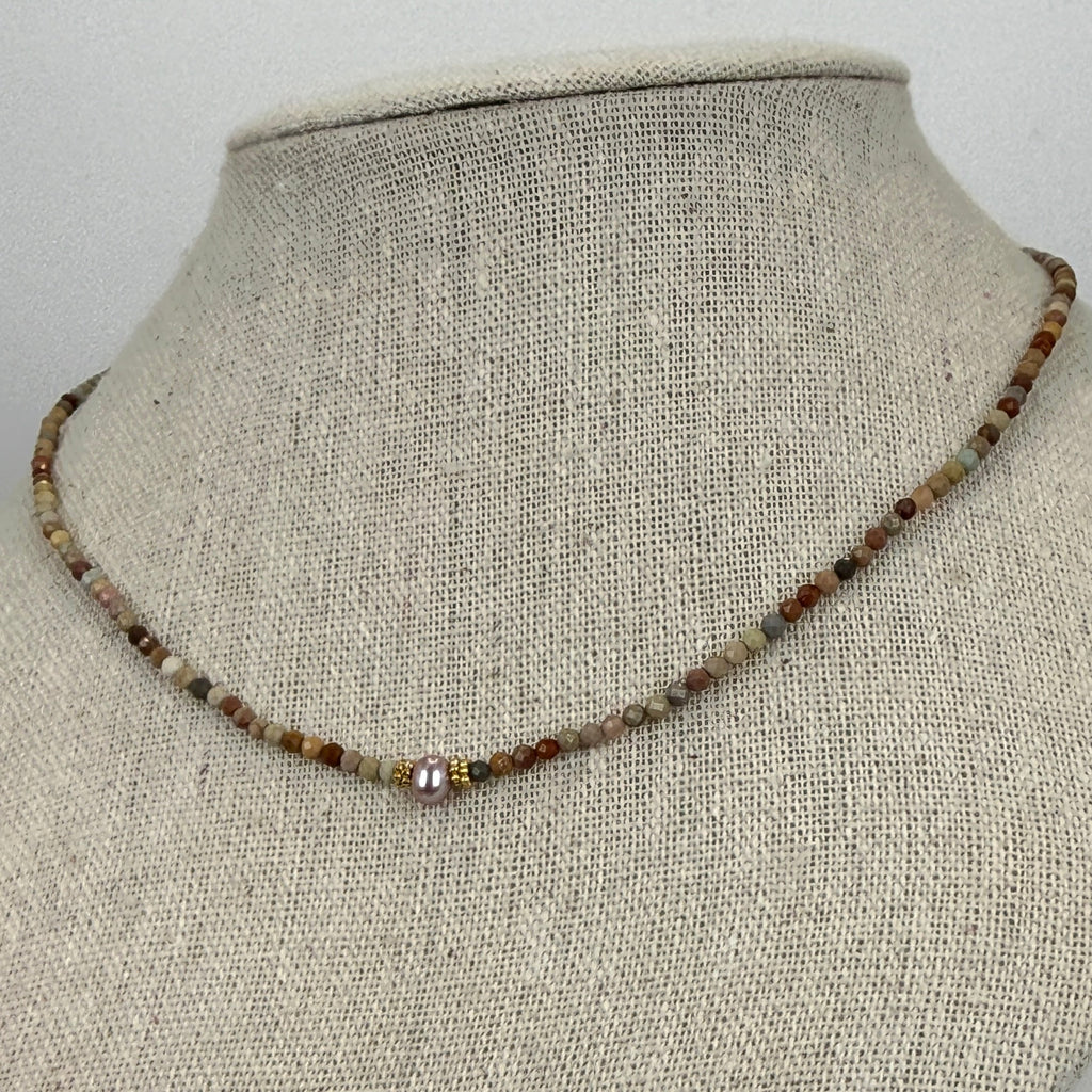 Halskette aus Edelstahl mit Jaspisperlen – feiner Choker mit zentraler rosa Perle
