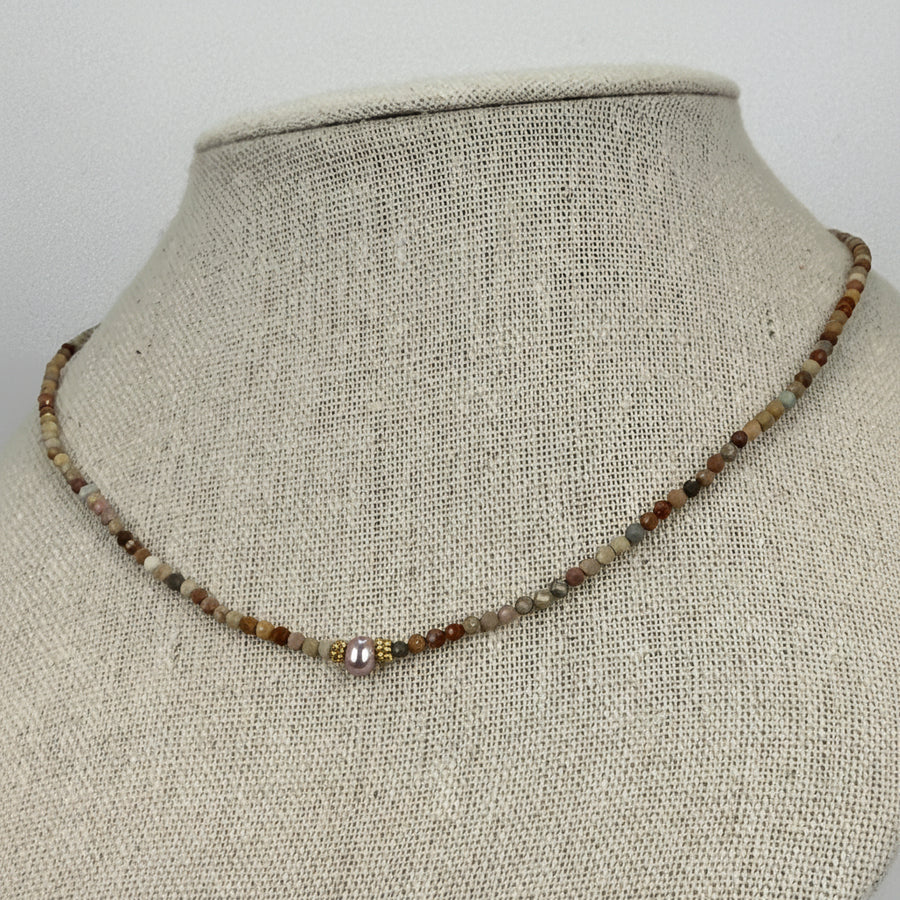 Roestvrijstalen ketting met jaspis kralen – fijne choker met roze centrale kraal