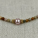 Halskette aus Edelstahl mit Jaspisperlen – feiner Choker mit zentraler rosa Perle