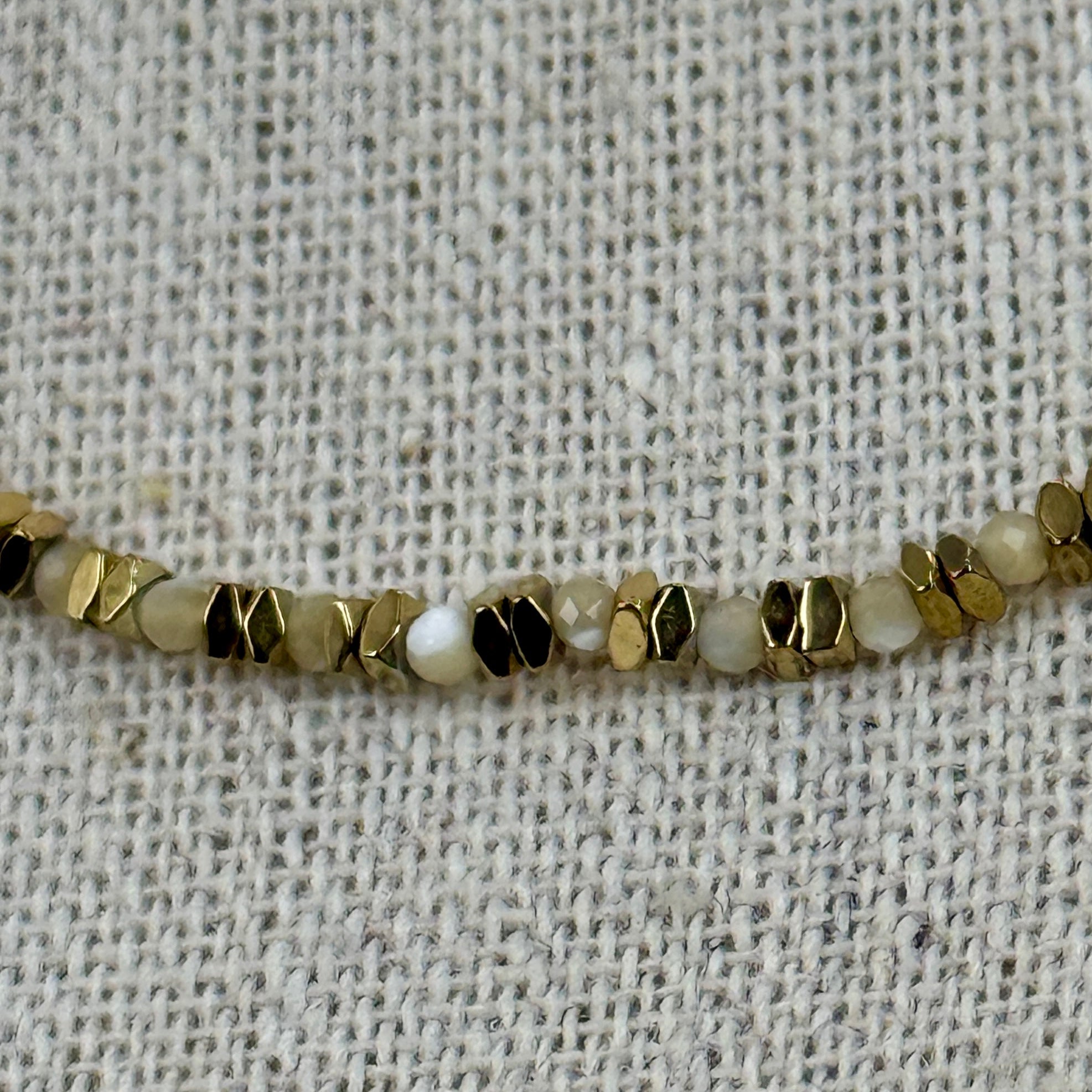 Collier perles beige facettées & doré – Acier inoxydable
