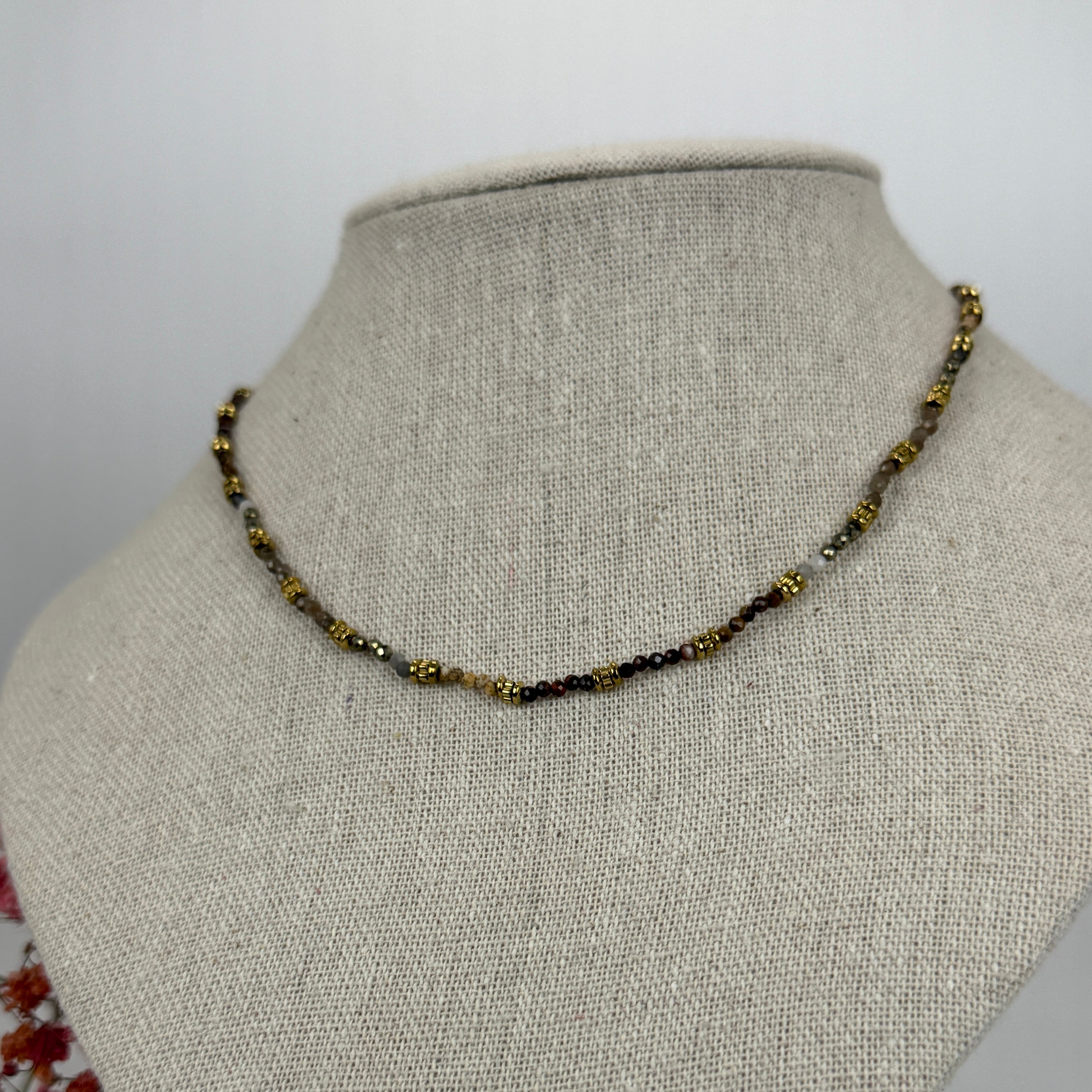 Collier perles fines multicolores – Acier inoxydable doré – Ras-du-cou élégant