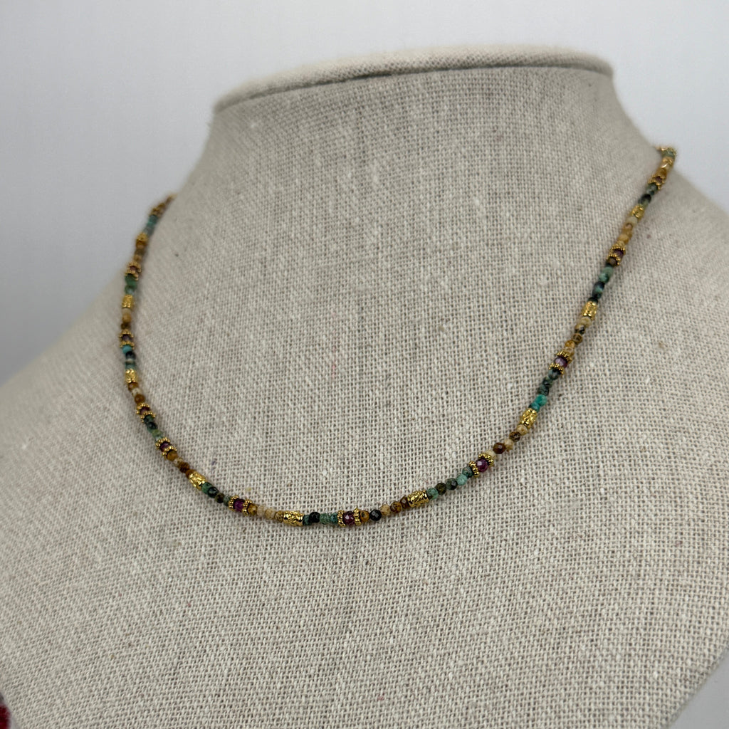 Collier fin pierres naturelles multicolores – Acier inoxydable doré hypoallergénique