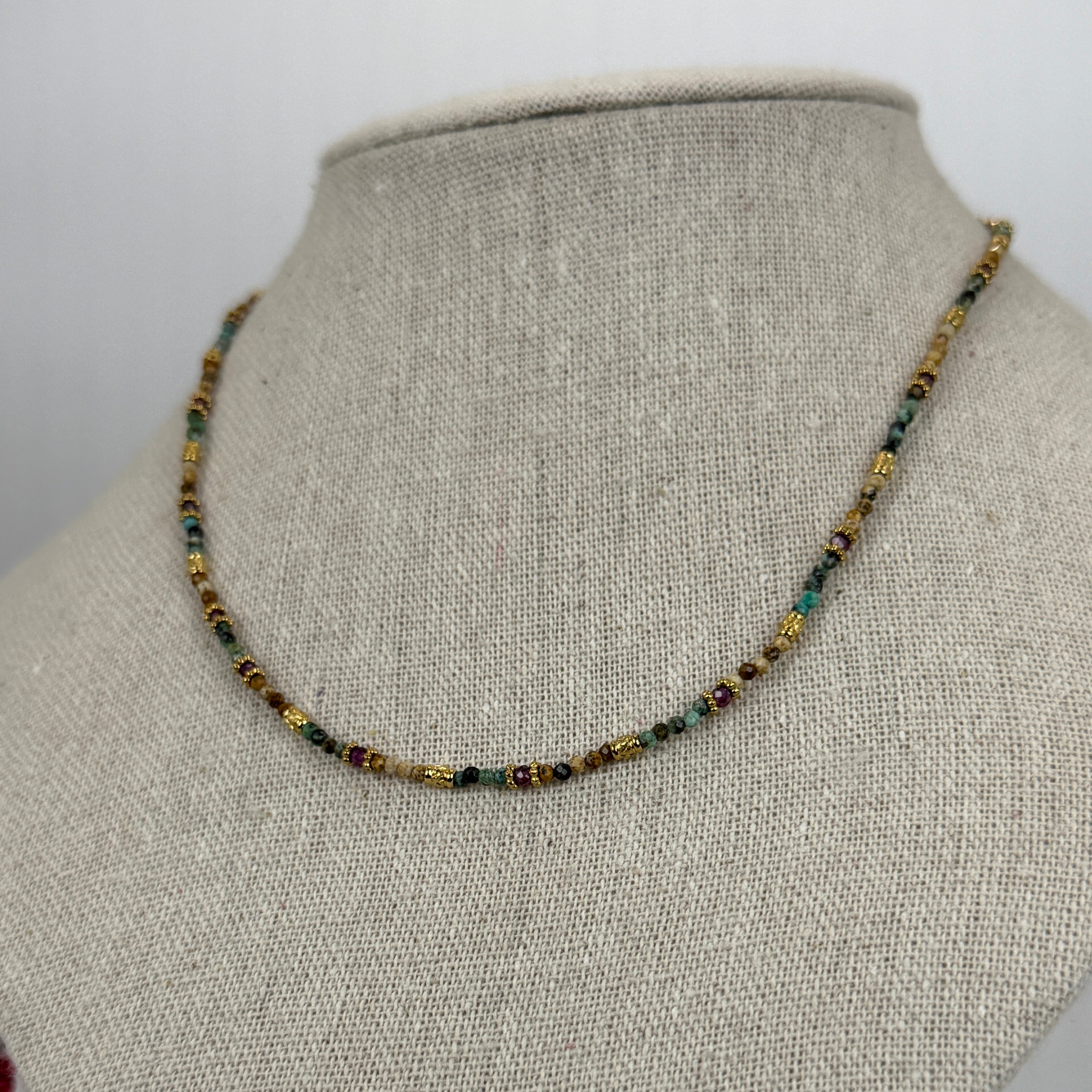 Collier fin pierres naturelles multicolores – Acier inoxydable doré hypoallergénique
