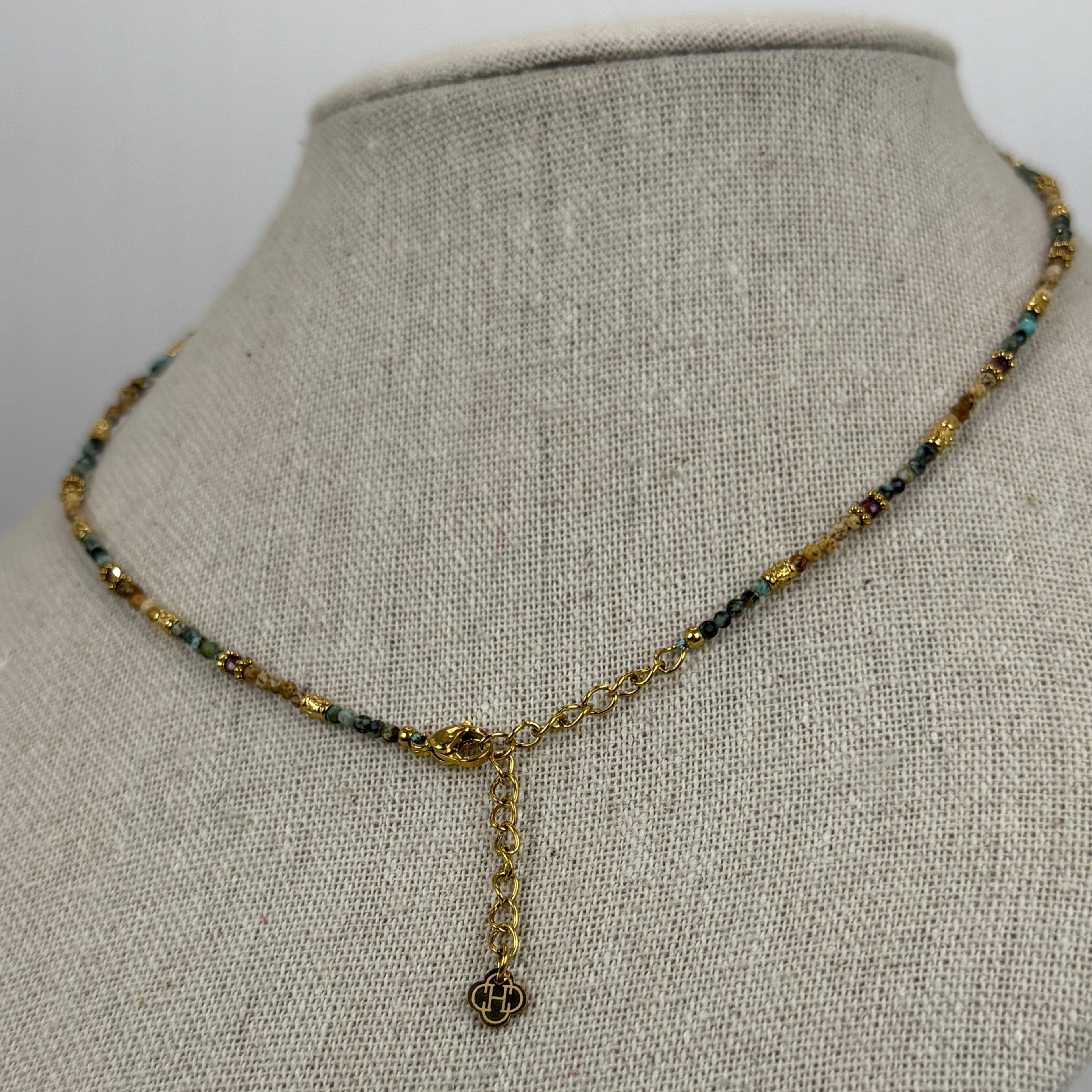 Collier fin pierres naturelles multicolores – Acier inoxydable doré hypoallergénique