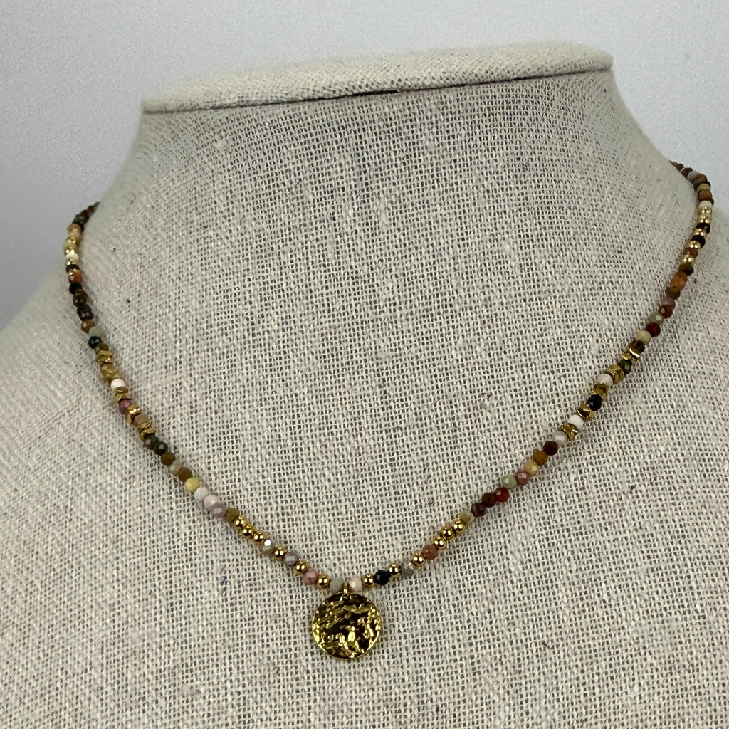 Collier en pierres naturelles multicolores & médaille dorée – Acier inoxydable goldfilled