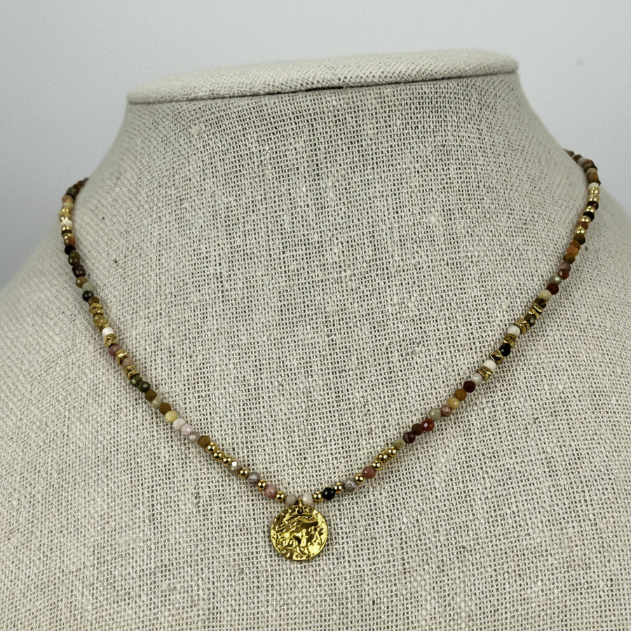 Collier en pierres naturelles multicolores & médaille dorée – Acier inoxydable goldfilled