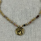 Collier en pierres naturelles multicolores & médaille dorée – Acier inoxydable goldfilled