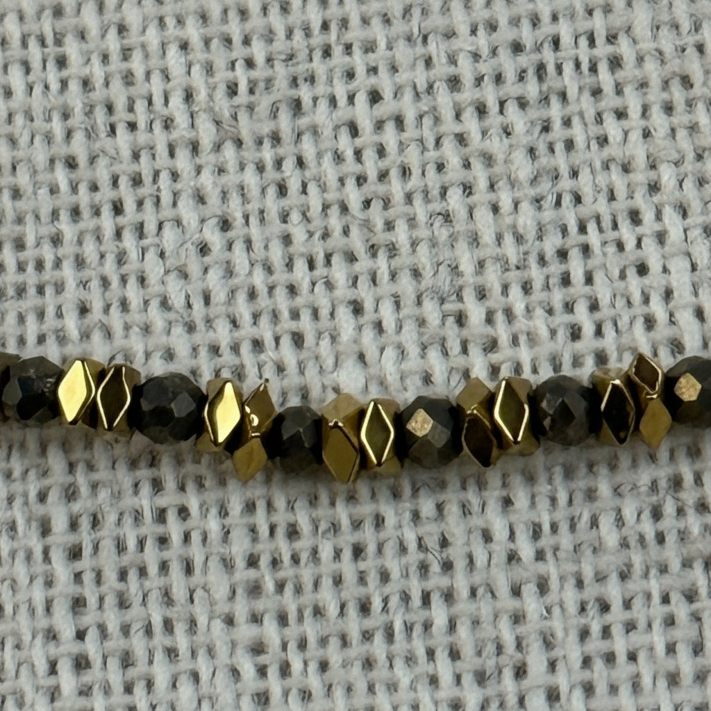 Minimalistische Halskette mit goldenen Perlen – Edelstahl & Pyrit
