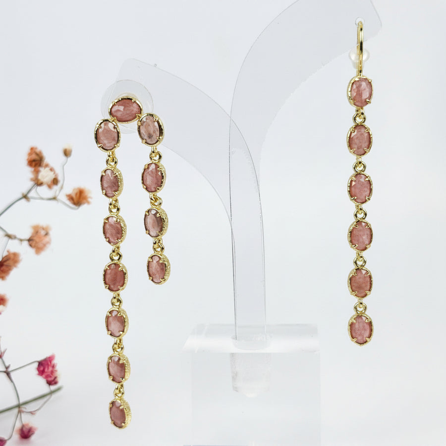 Ohrringe aus Edelstahl, nicht zusammenpassend – Lange Ketten und facettierte rosa Steine