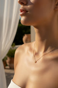 Collier doré en acier inoxydable – Pendentif soleil ajouré – Chaîne fine réglable.