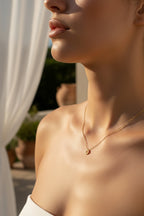 Collier doré en acier inoxydable – Pendentif soleil ajouré – Chaîne fine réglable.