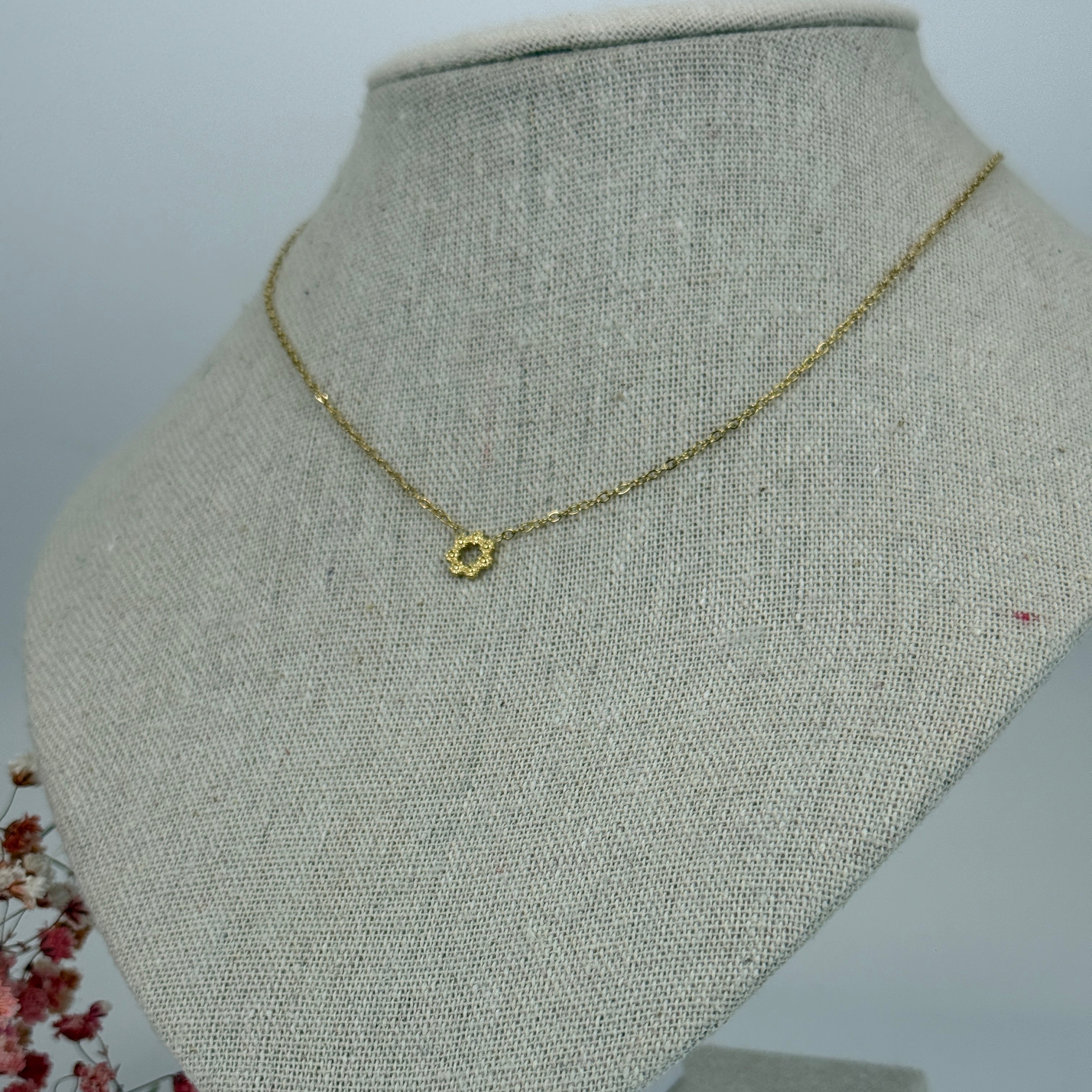 Goldene Halskette aus Edelstahl – Anhänger glänzende, durchbrochene Blume – Feine, verstellbare Kette