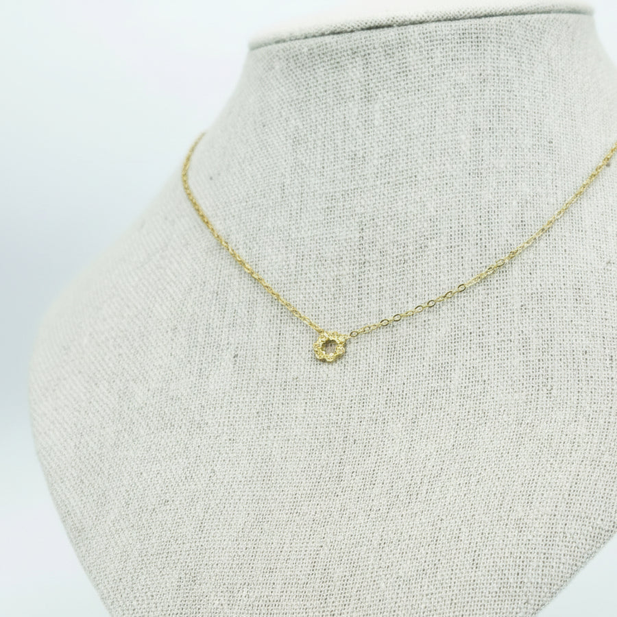 Goldene Halskette aus Edelstahl – Anhänger glänzende, durchbrochene Blume – Feine, verstellbare Kette