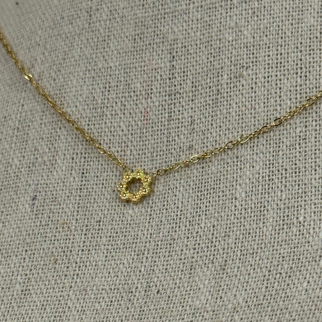 Goldene Halskette aus Edelstahl – Anhänger glänzende, durchbrochene Blume – Feine, verstellbare Kette