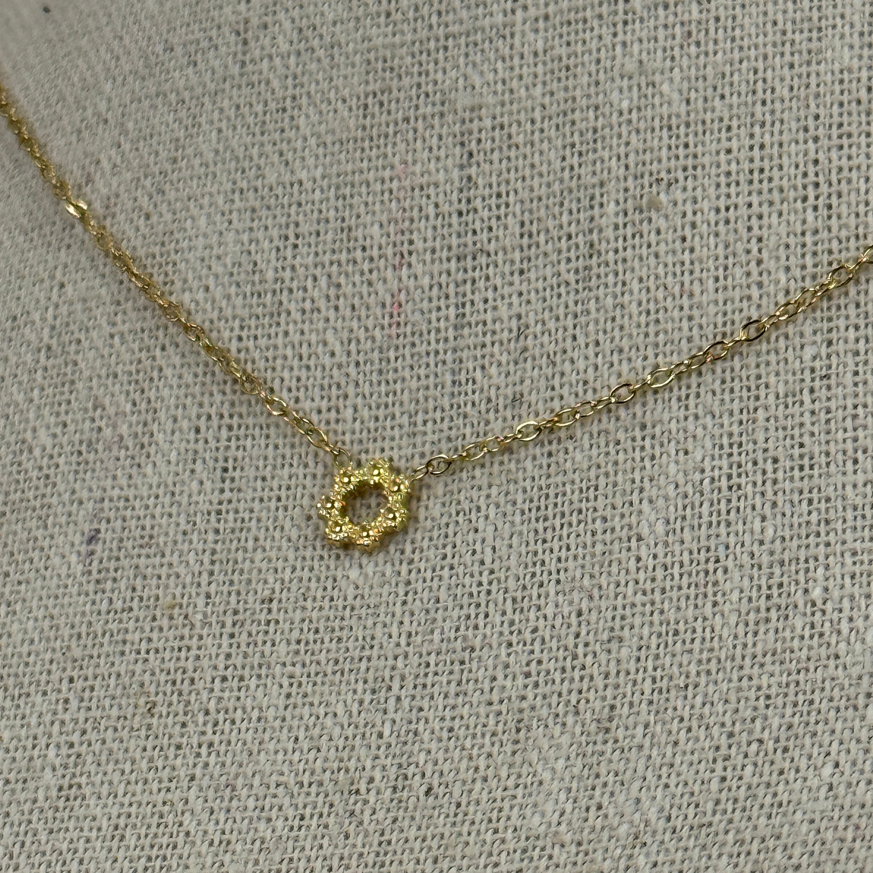 Goldene Halskette aus Edelstahl – Anhänger glänzende, durchbrochene Blume – Feine, verstellbare Kette