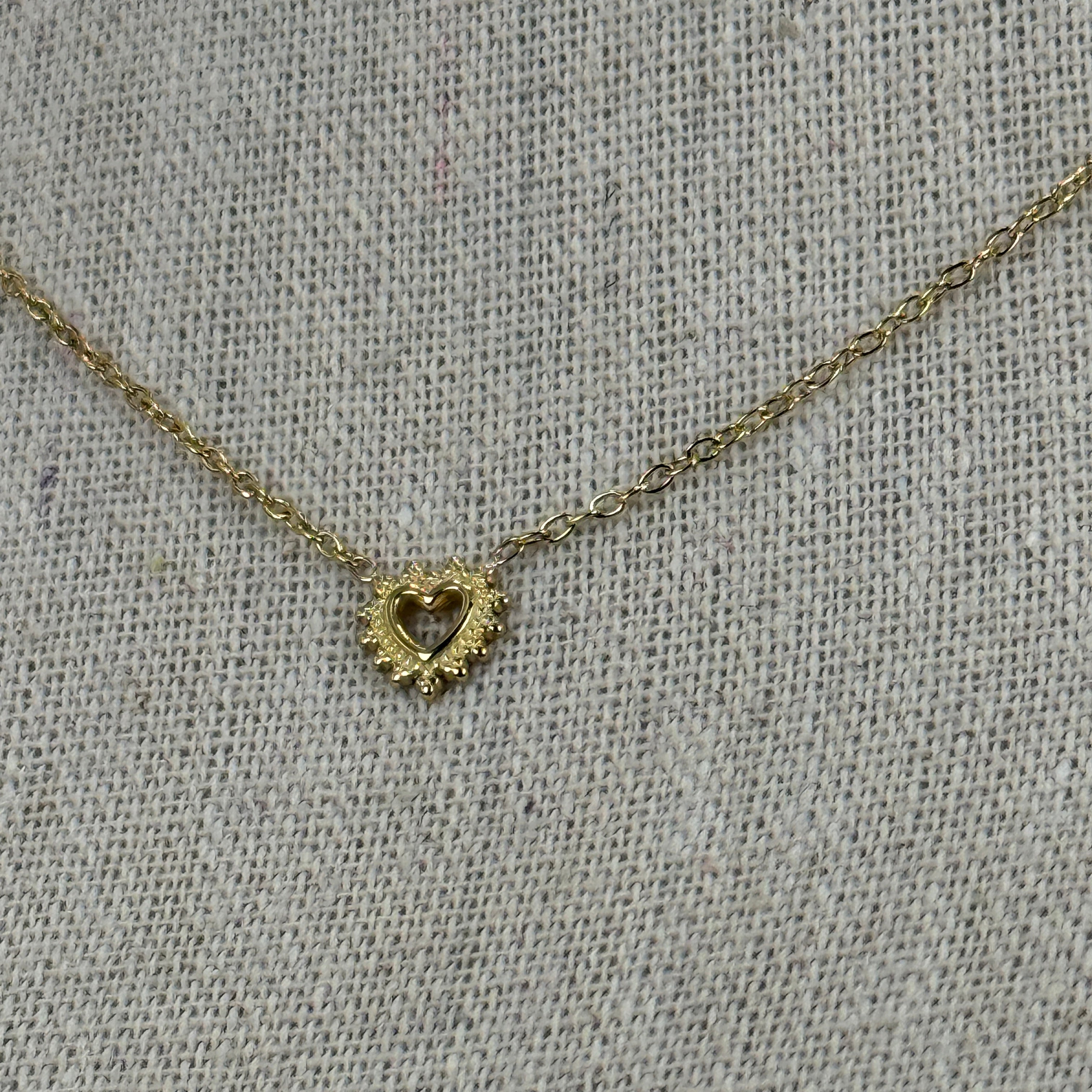 Collier doré en acier inoxydable – Pendentif cœur ajouré – Chaîne fine réglable