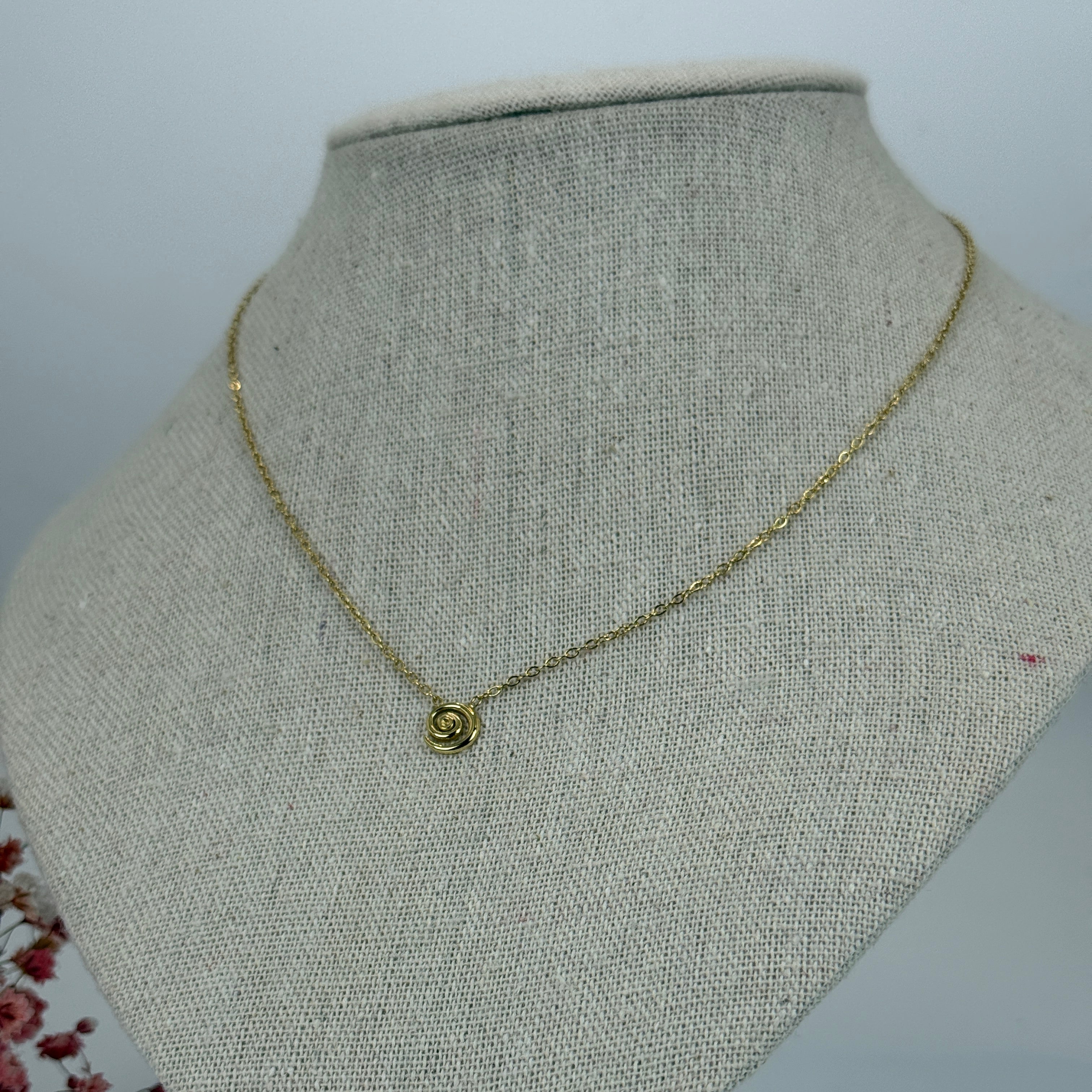 Collier doré en acier inoxydable – Pendentif spirale minimaliste – Chaîne fine réglable.