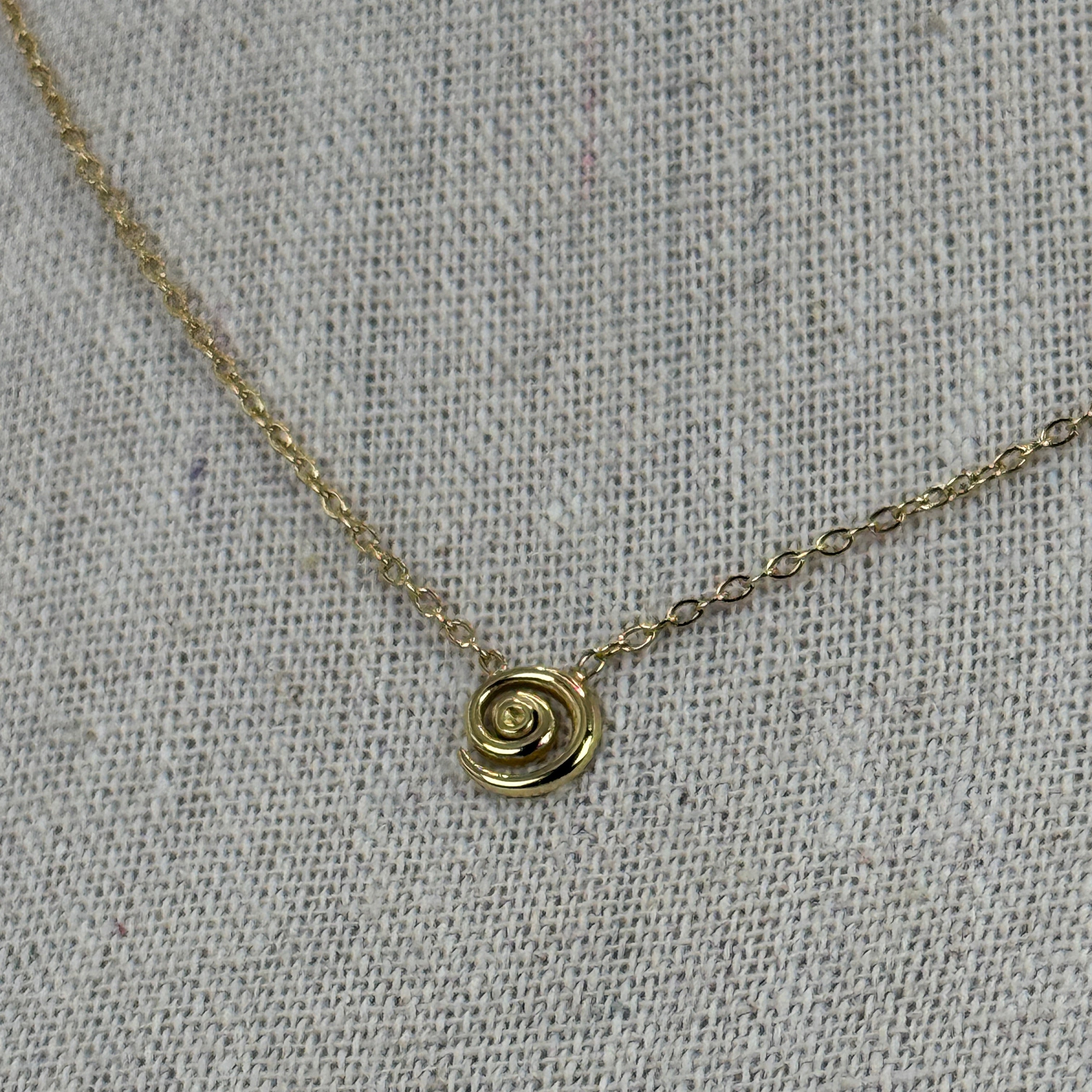 Collier doré en acier inoxydable – Pendentif spirale minimaliste – Chaîne fine réglable.