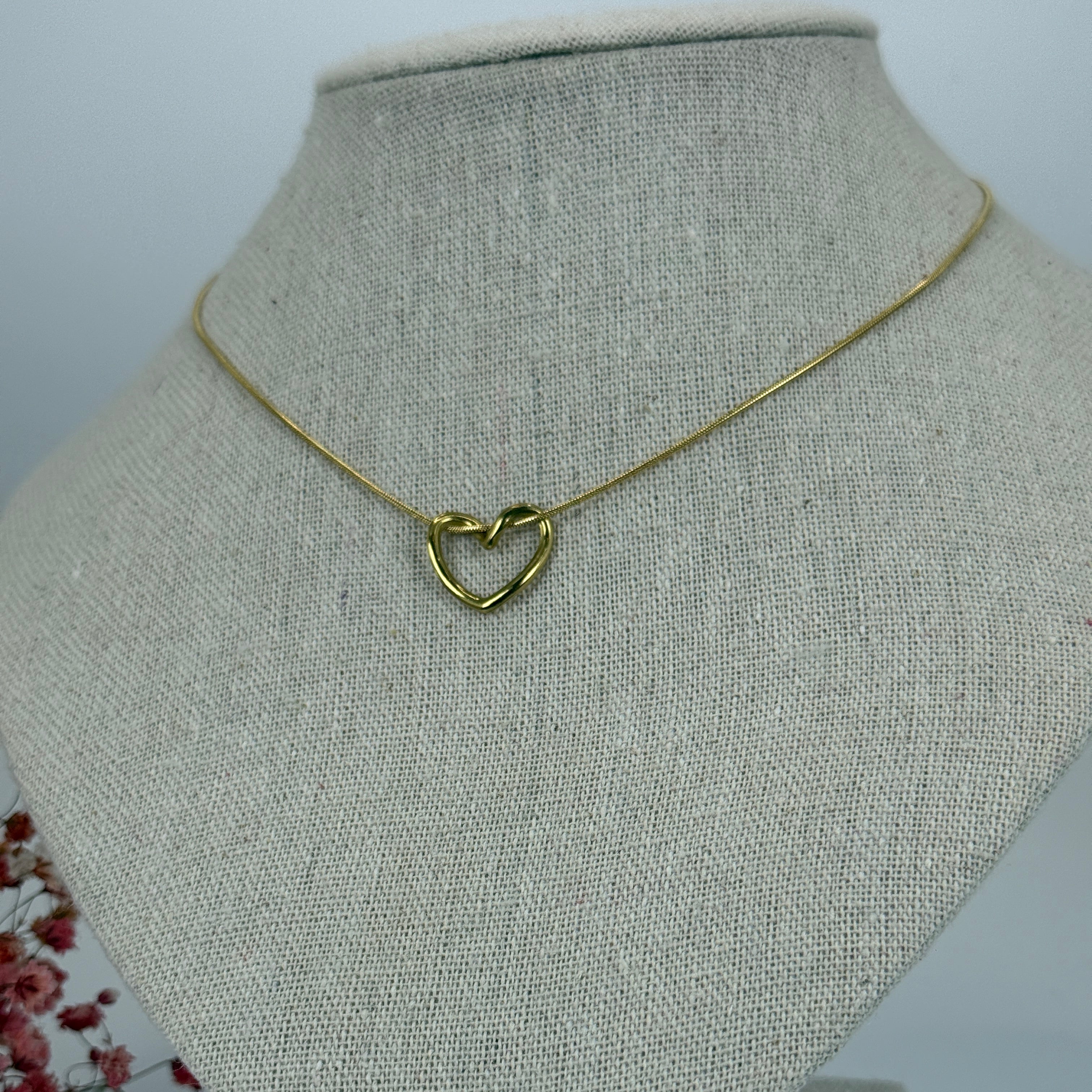 Collier cœur noué en acier inoxydable – Doré ou argenté – Chaîne fine réglable.