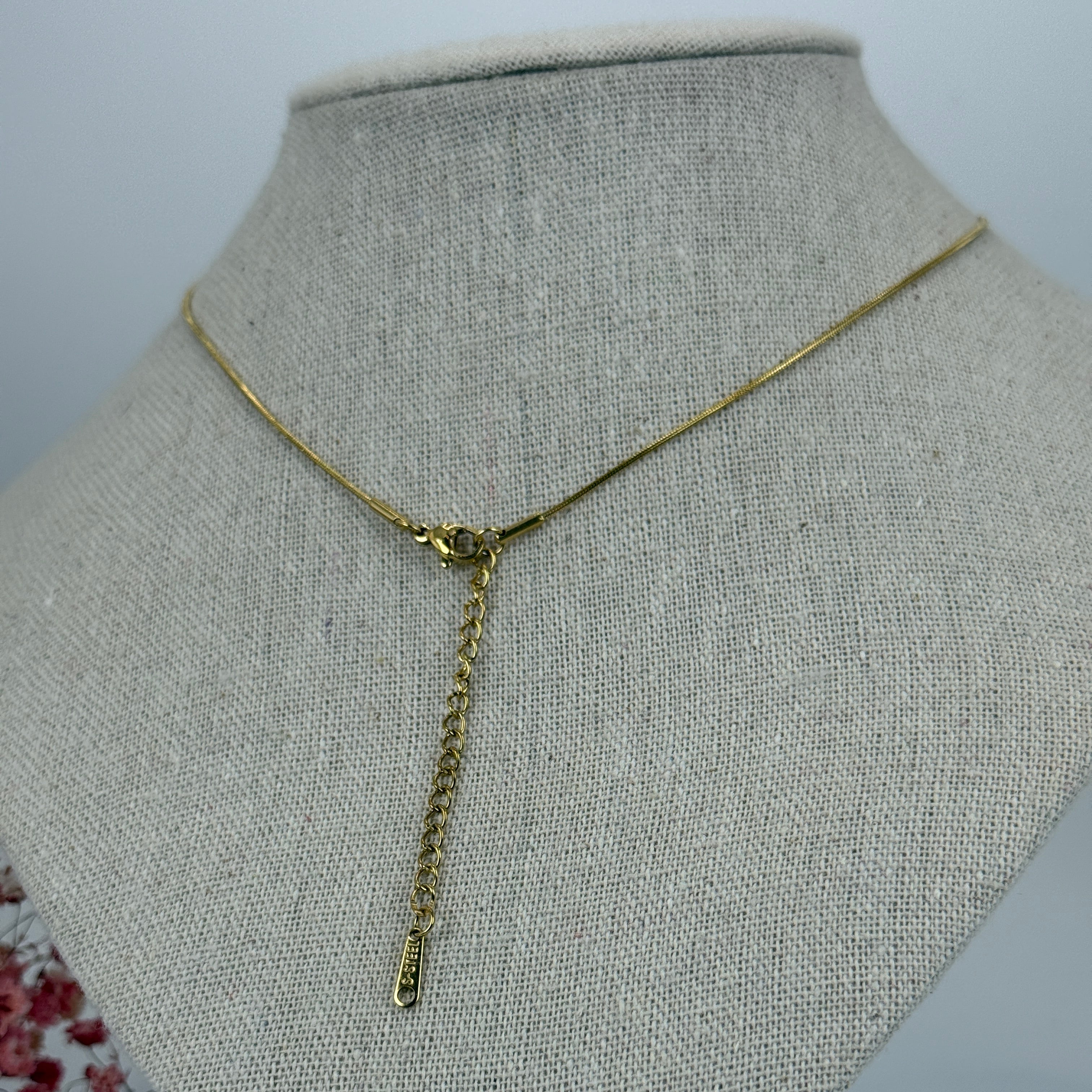 Collier cœur noué en acier inoxydable – Doré ou argenté – Chaîne fine réglable.