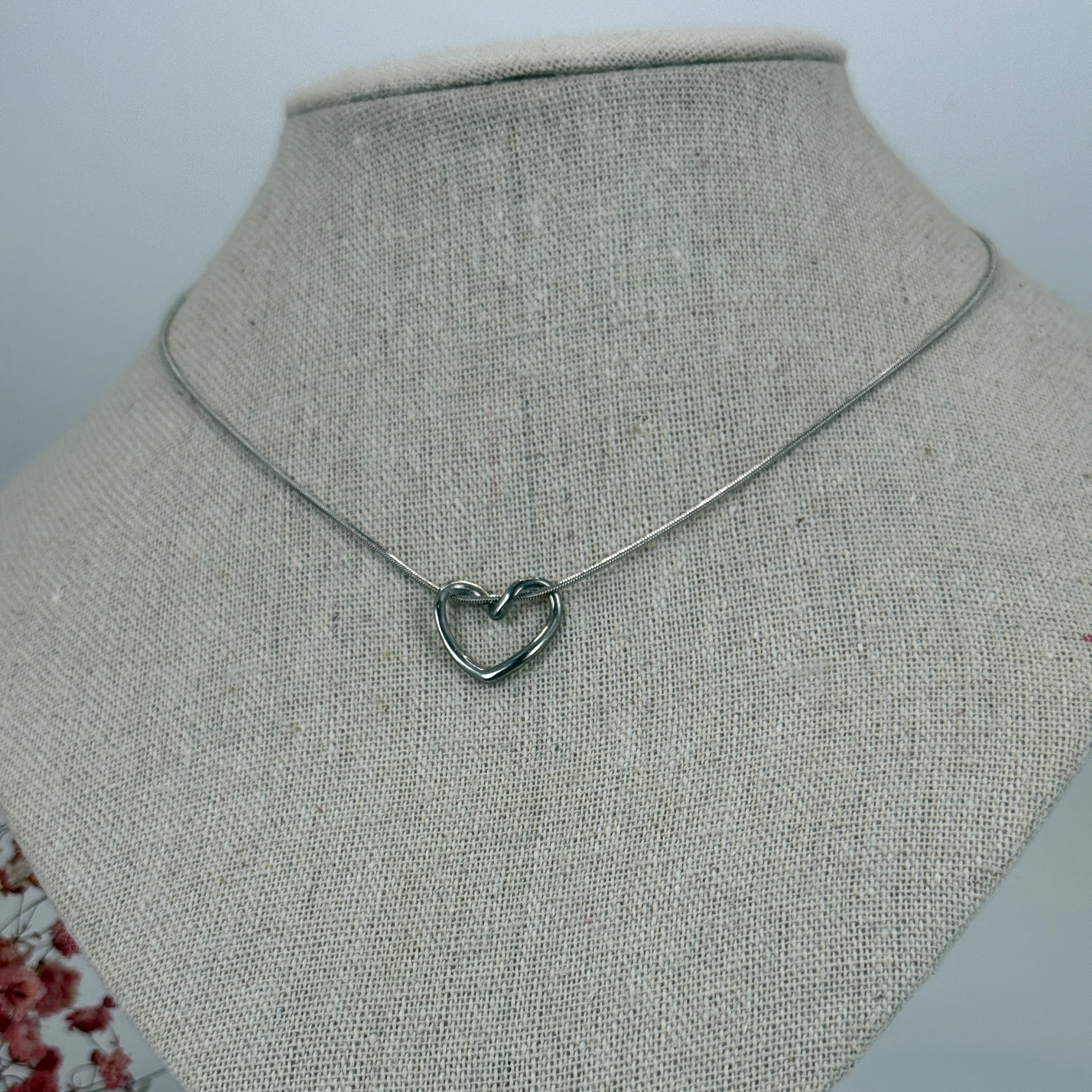 Collier cœur noué en acier inoxydable – Doré ou argenté – Chaîne fine réglable.