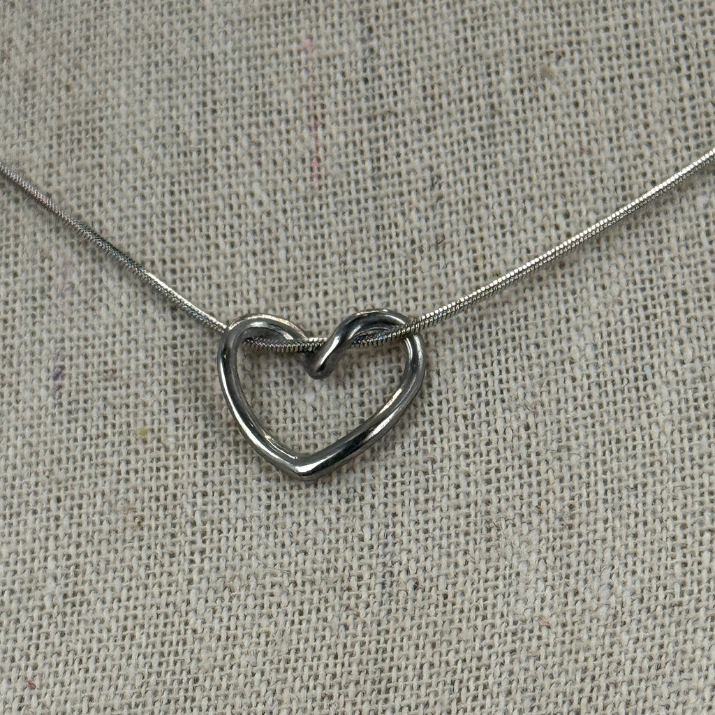 Collier cœur noué en acier inoxydable – Doré ou argenté – Chaîne fine réglable.
