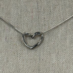 Collier cœur noué en acier inoxydable – Doré ou argenté – Chaîne fine réglable.
