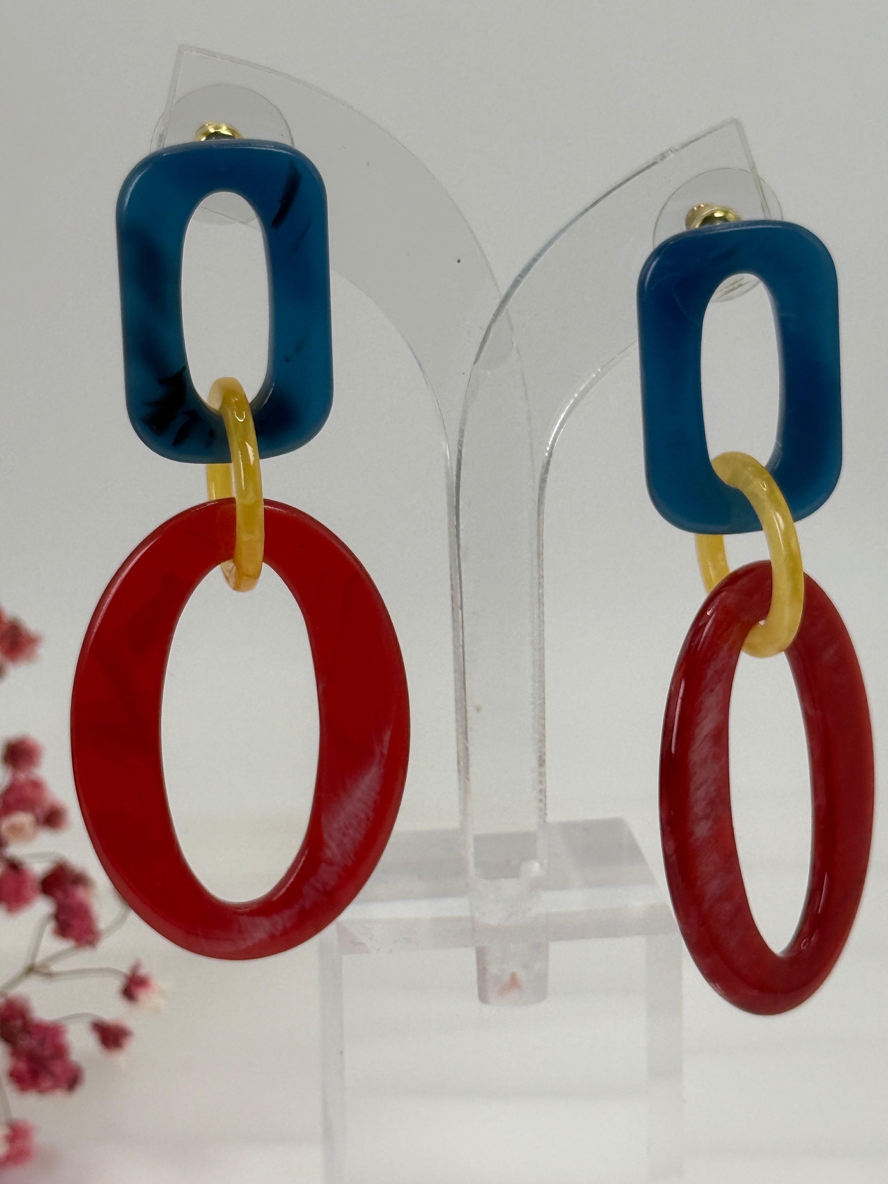 Oorbellen van gekleurd hars – Blauw, rood en geel – Grafisch design