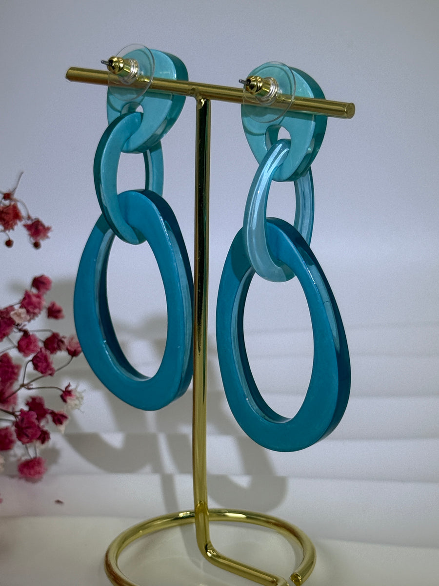 Boucles d’oreilles en résine à enfiler – Design goutte ajourée – 5 coloris