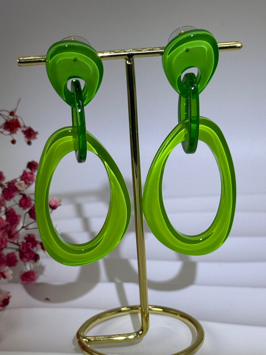 Boucles d’oreilles en résine à enfiler – Design goutte ajourée – 5 coloris