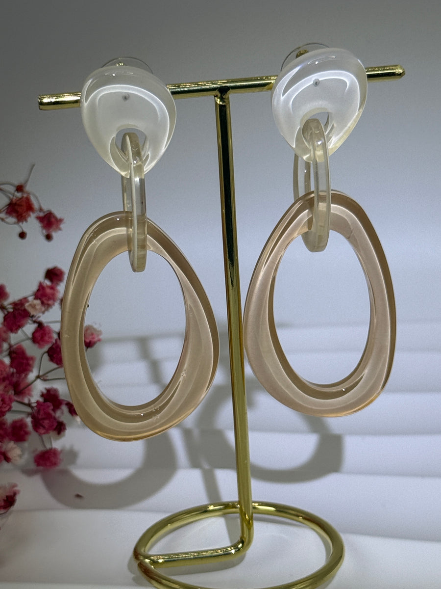 Boucles d’oreilles en résine à enfiler – Design goutte ajourée – 5 coloris