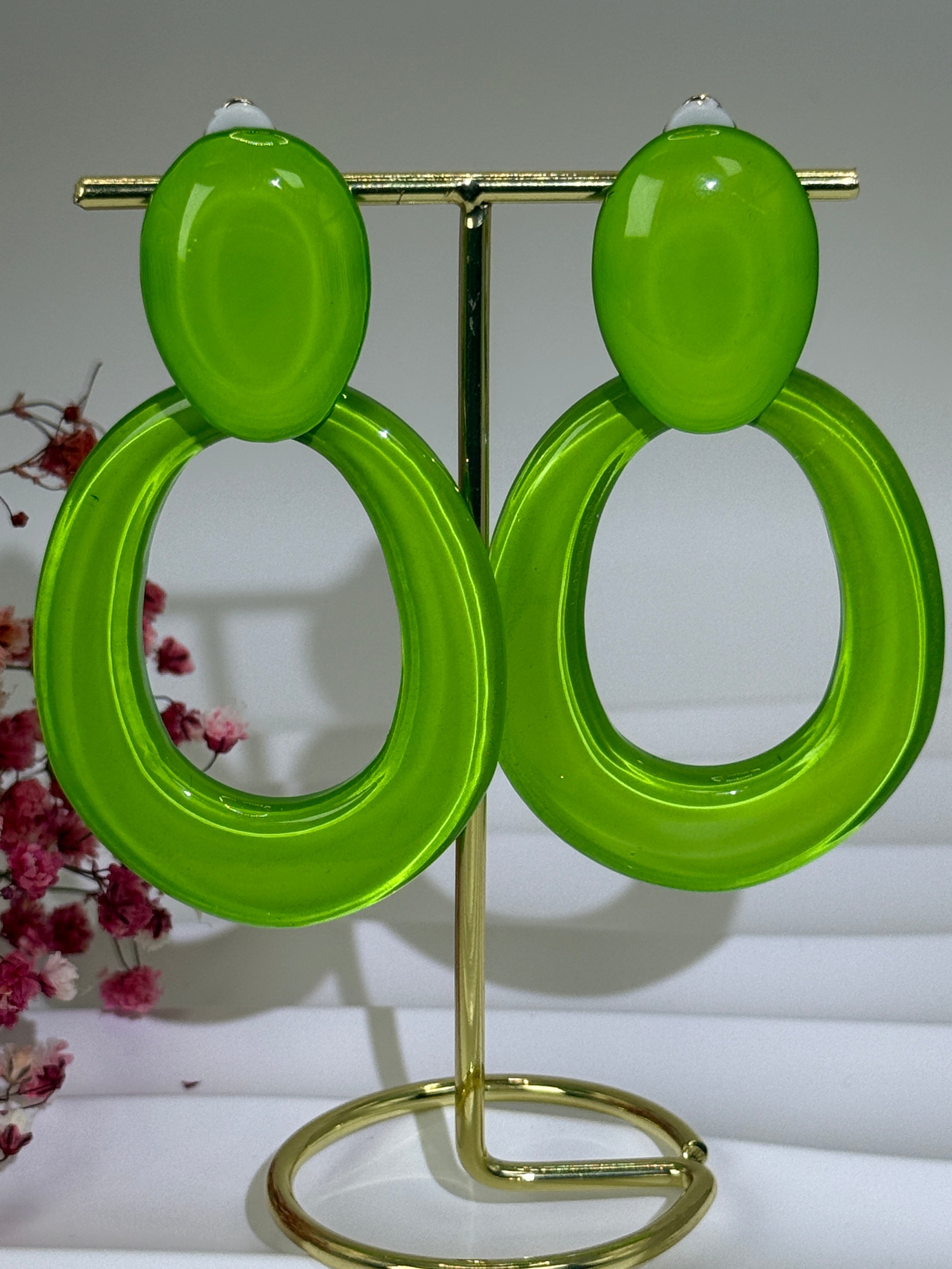Ohrclips aus Kunstharz – Grafisches, farbenfrohes, ovales Design