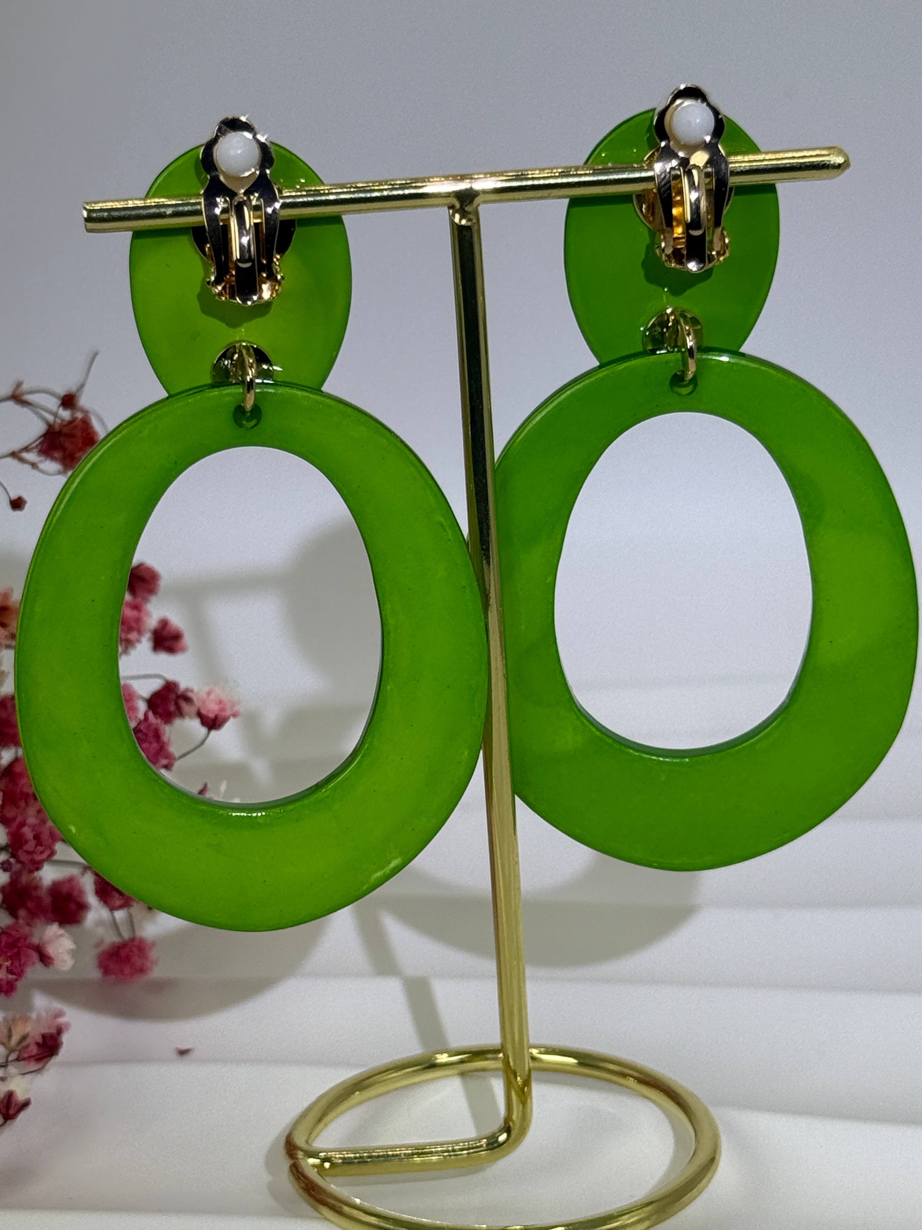 Ohrclips aus Kunstharz – Grafisches, farbenfrohes, ovales Design