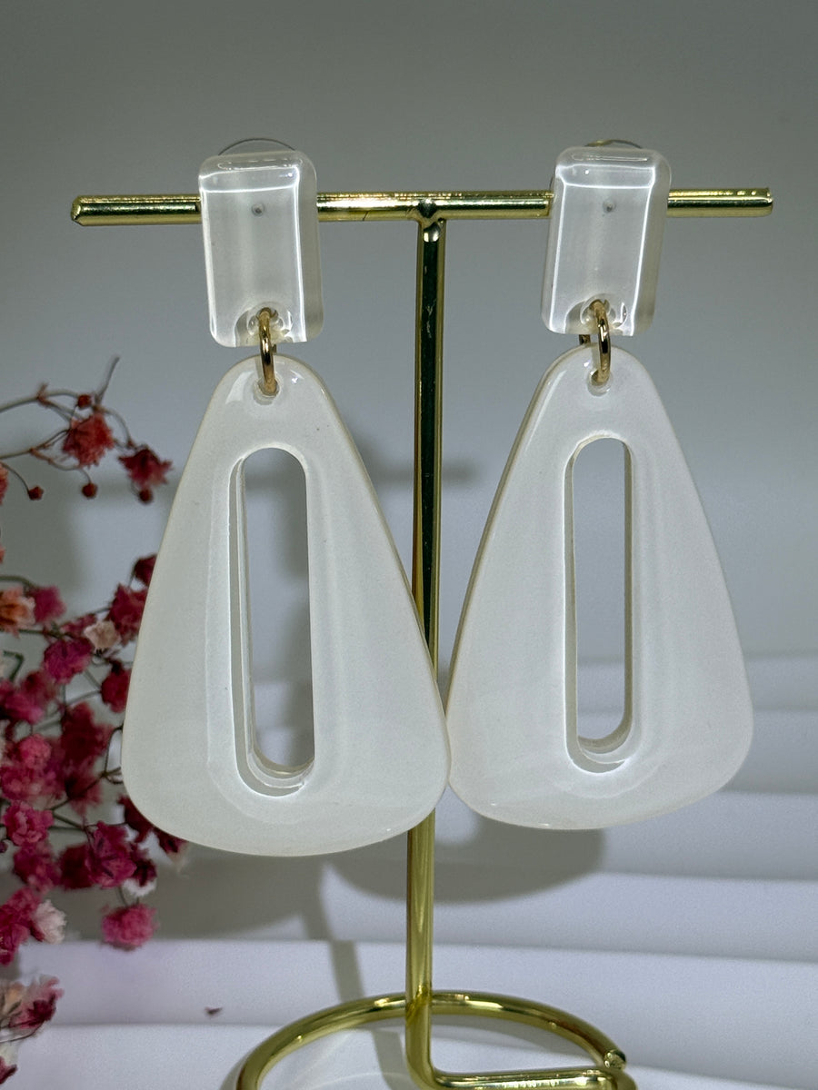 Boucles d’oreilles en résine à enfiler – Design trapèze ajouré – 5 coloris