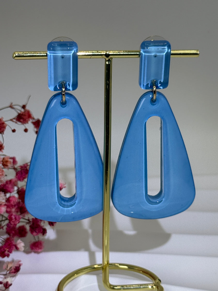 Boucles d’oreilles en résine à enfiler – Design trapèze ajouré – 5 coloris