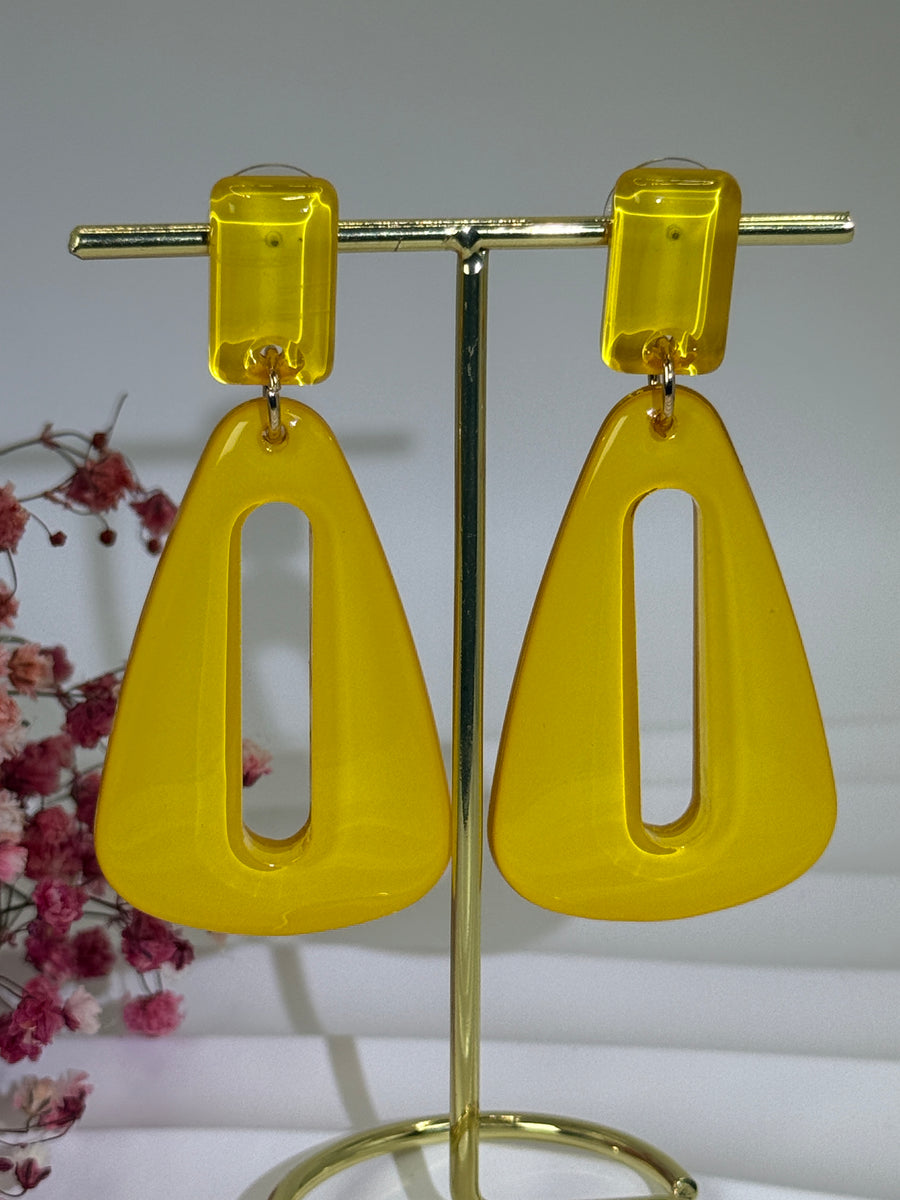 Boucles d’oreilles en résine à enfiler – Design trapèze ajouré – 5 coloris