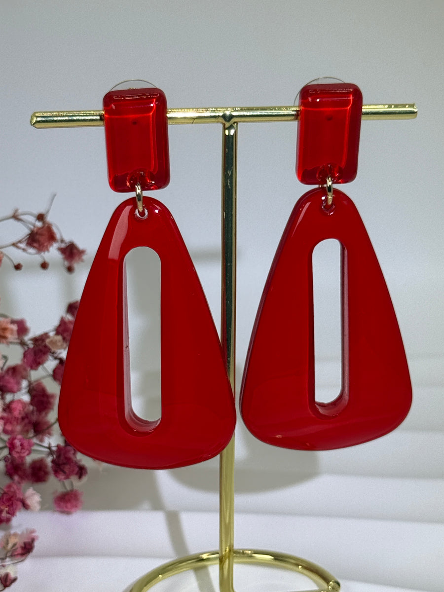 Boucles d’oreilles en résine à enfiler – Design trapèze ajouré – 5 coloris