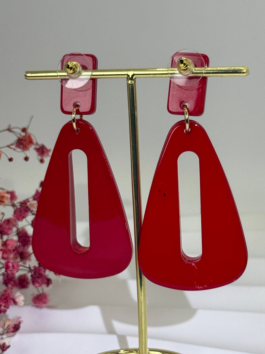 Boucles d’oreilles en résine à enfiler – Design trapèze ajouré – 5 coloris